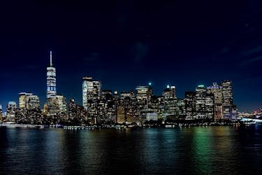 Bilhete de cruzeiro com jantar com perfil urbano de Manhattan e Estátua da Liberdade em Nova York